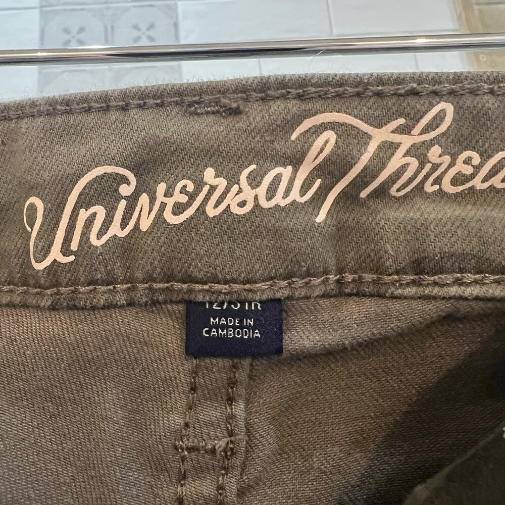 Universal Thread camo jeans 12/31R - Picture 3 of 3